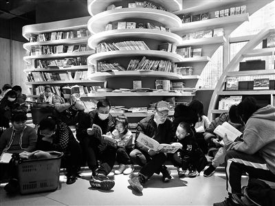 凌晨探访图书大厦里的挑灯夜读者 新春佳节最后一个通宵为人生“补钙”