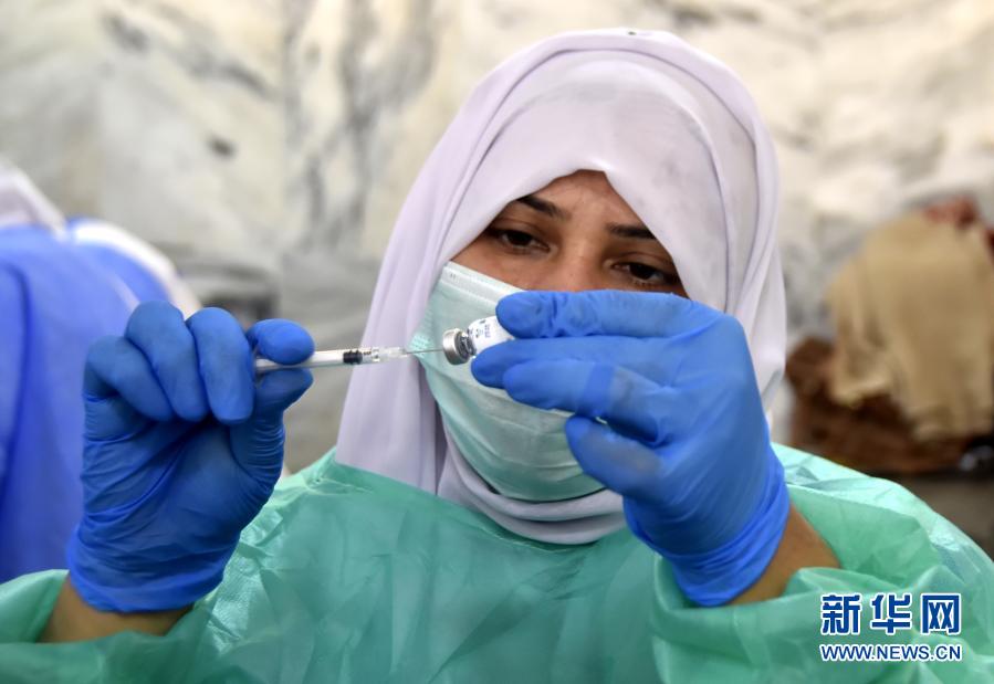巴基斯坦为60岁及以上民众接种新冠疫苗