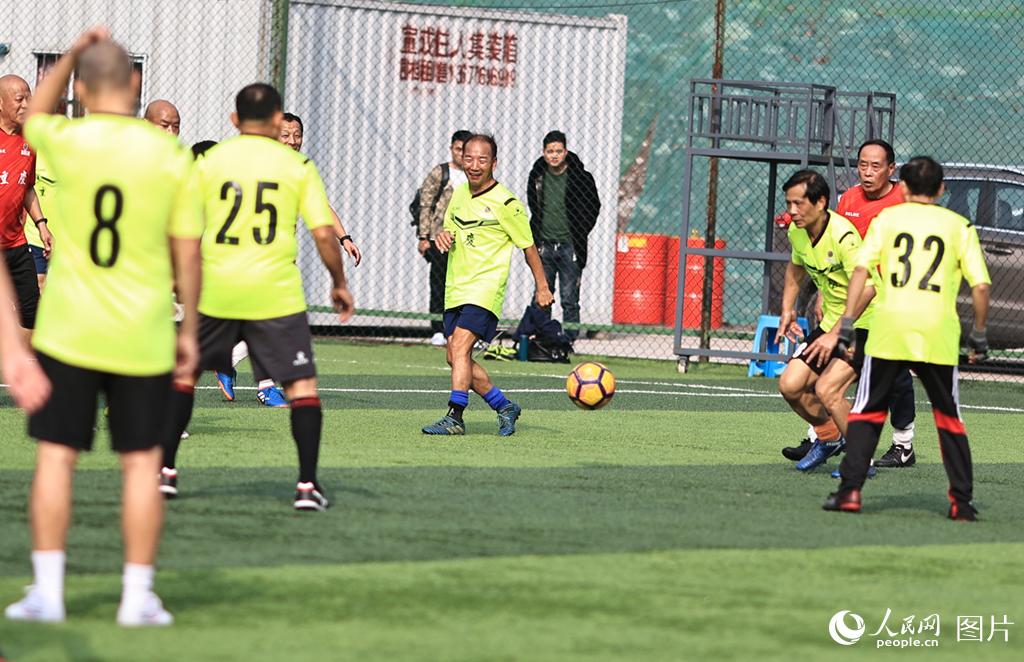 重庆：成立38年的爷爷足球队 3次拿冠军平均年龄65岁