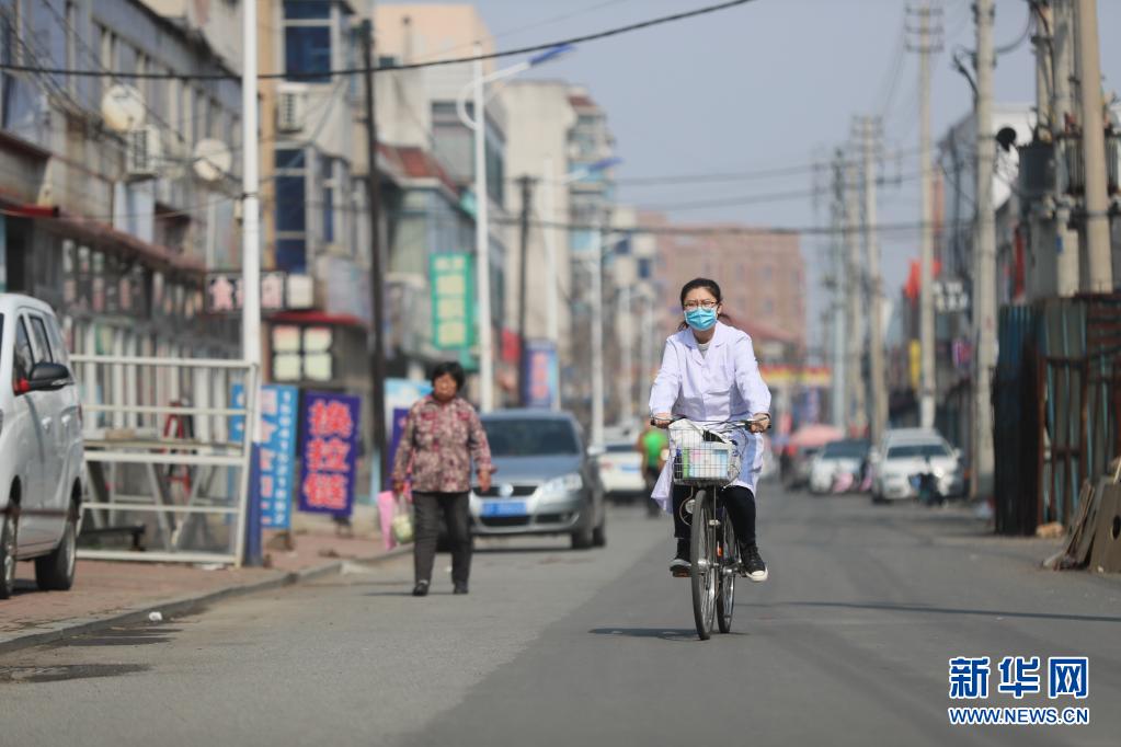 4月6日，在辽宁省东港市前阳镇前阳村，孙艺骑车前往患者家随访。