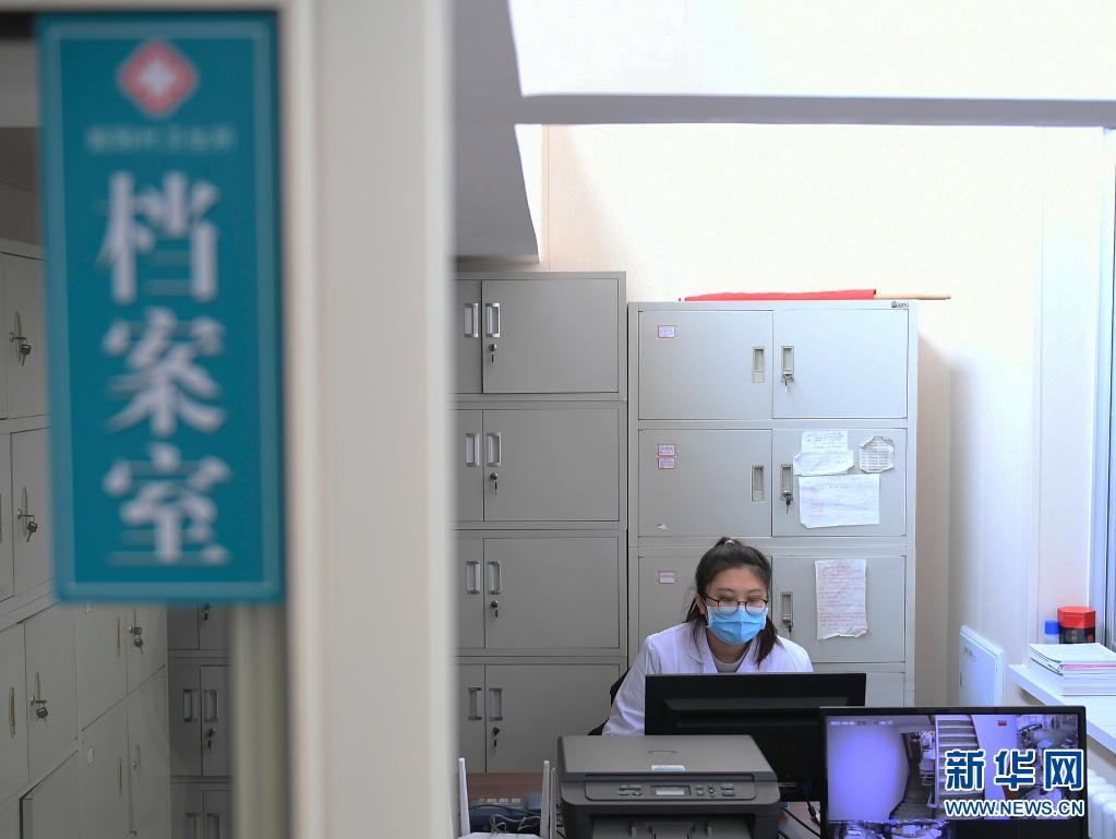 4月6日，在辽宁省东港市前阳镇前阳村卫生所，孙艺在电脑前录入居民健康信息。