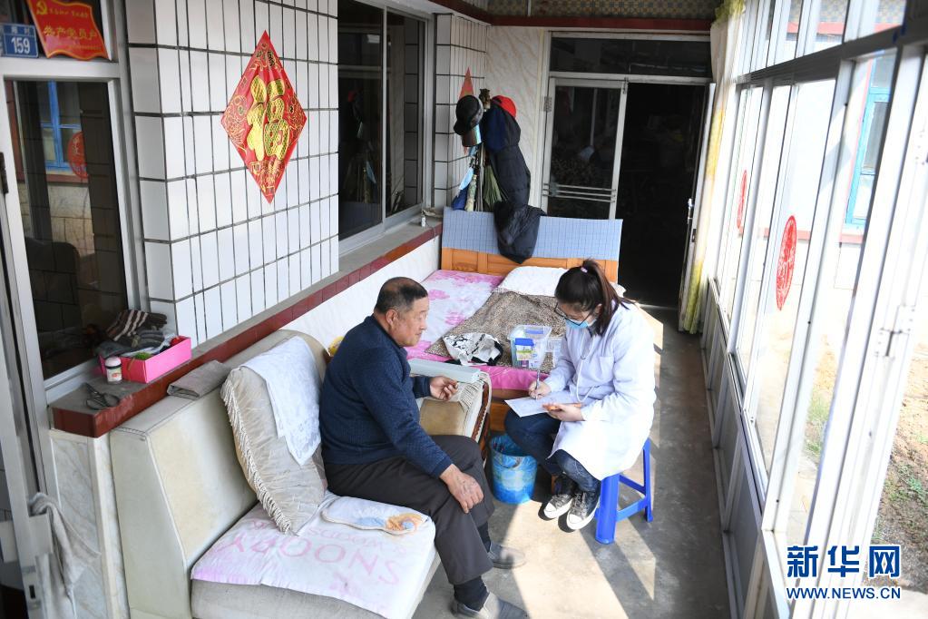 4月6日，在辽宁省东港市前阳镇前阳村，孙艺为患者登记健康信息。