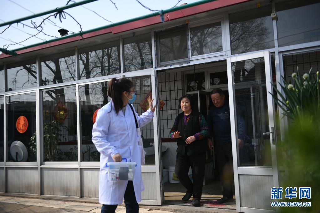 4月6日，在辽宁省东港市前阳镇前阳村，孙艺结束随访后与患者挥手告别。
