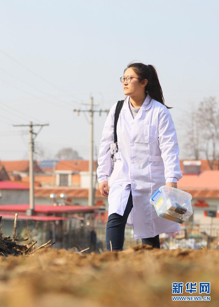 4月6日，在辽宁省东港市前阳镇前阳村，孙艺走在乡间小路上，去患者家随访。