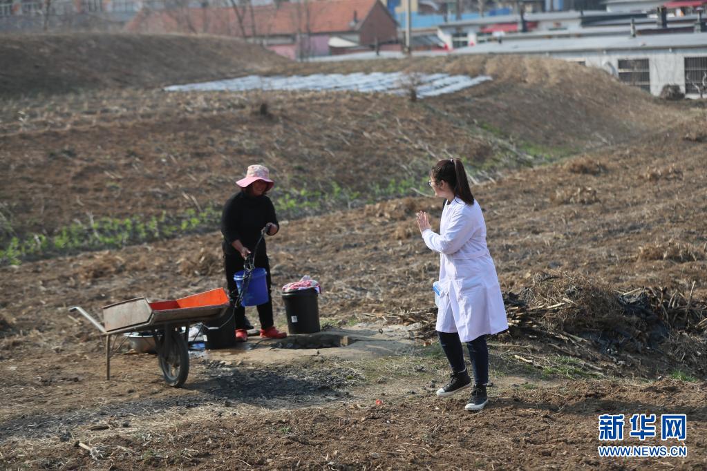 4月6日，在辽宁省东港市前阳镇前阳村，在去患者家随访途中，孙艺与当地村民打招呼。