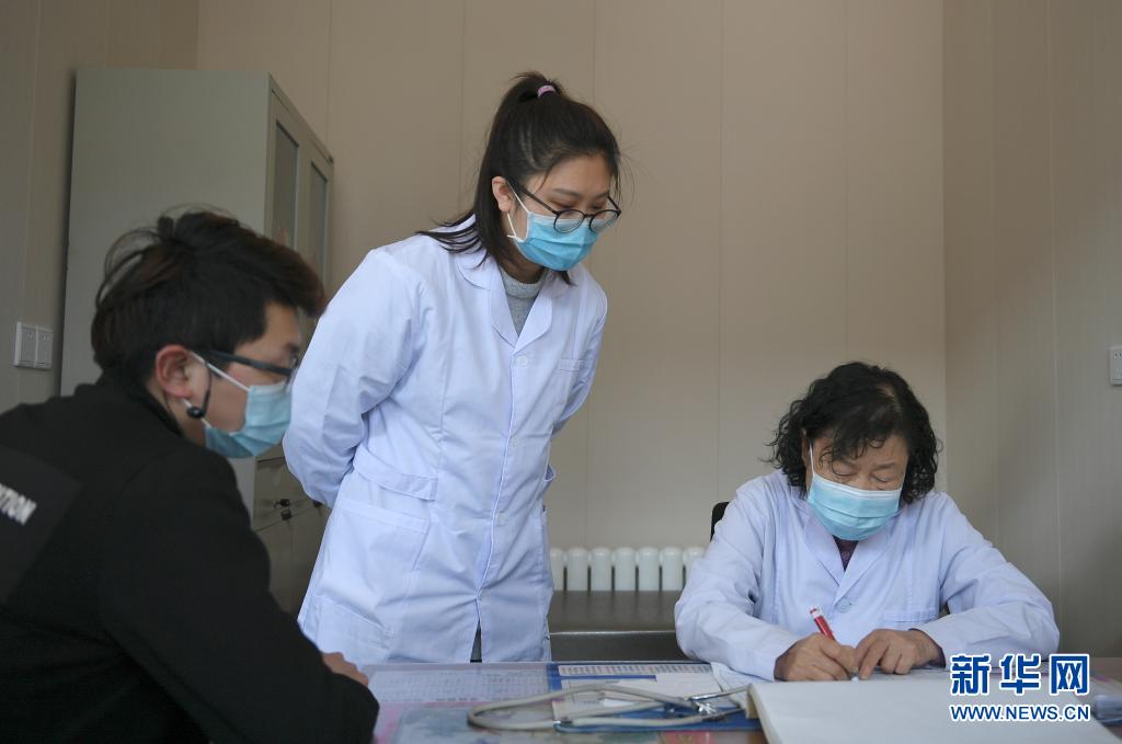 4月6日，在辽宁省东港市前阳镇前阳村卫生所，孙艺（中）向卫生所的同事学习开处方。