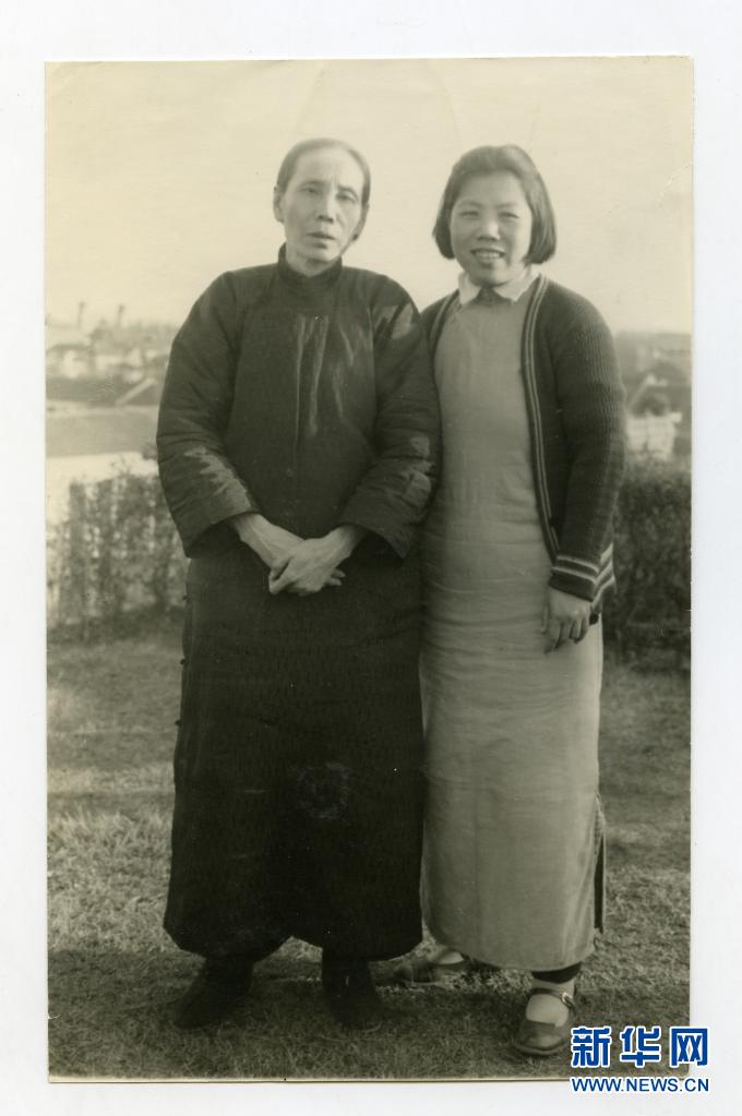 邓颖超与母亲杨振德（左）在重庆的合影（资料照片）。
