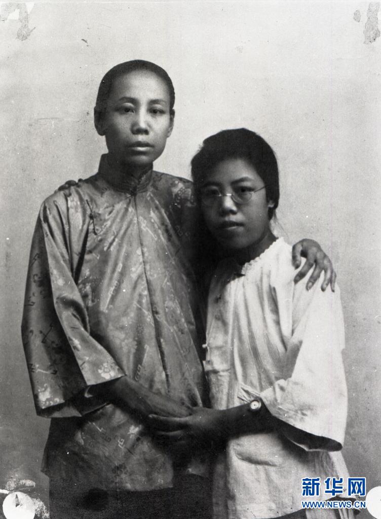 1925年邓颖超南下广州前和母亲杨振德（左）在天津合影留念（资料照片）。