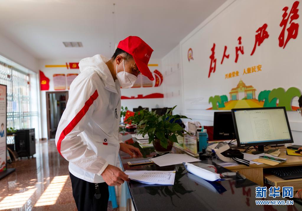 4月9日，周全国在兴安社区党群服务中心查看工作表格。
