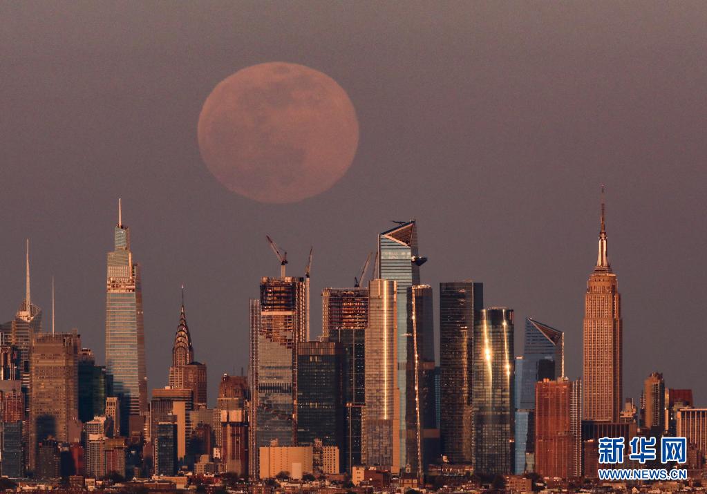 “超级月亮”现身纽约夜空