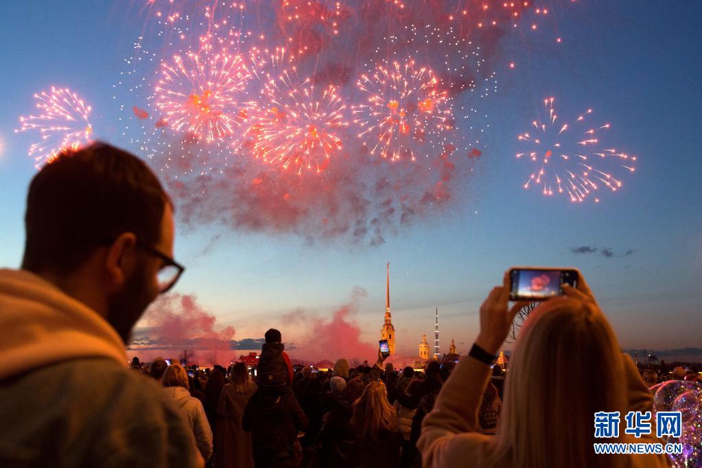 圣彼得堡燃放烟花纪念卫国战争胜利76周年