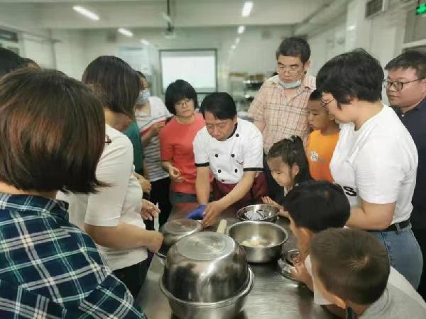 天津市第一轻工业学校食品专业开展烘焙公益活动