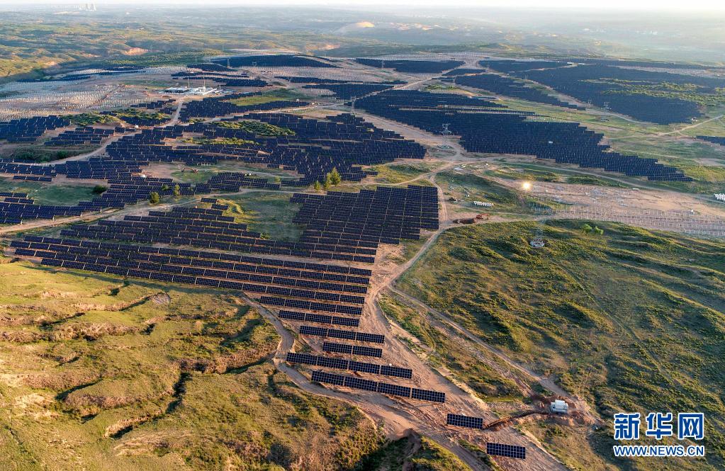 鄂尔多斯：光伏发电场亮相采煤沉陷区