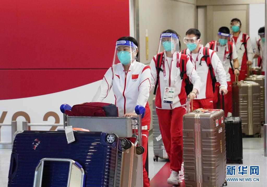 中国体育代表团部分成员抵达日本东京