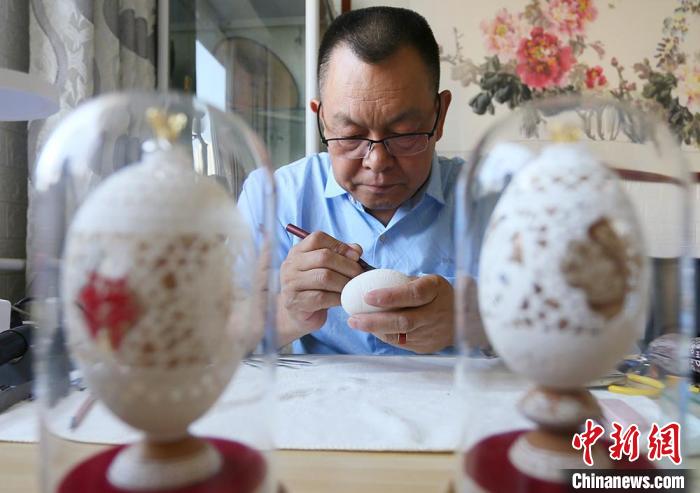 兰州艺人0.2毫米蛋壳上雕“甘肃风景”：引众了解丝路文化