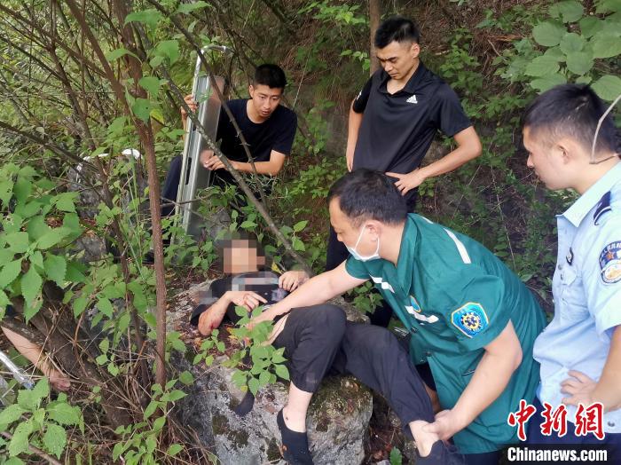 湖北五峰：少年坠崖父亲被困民辅警紧急救援