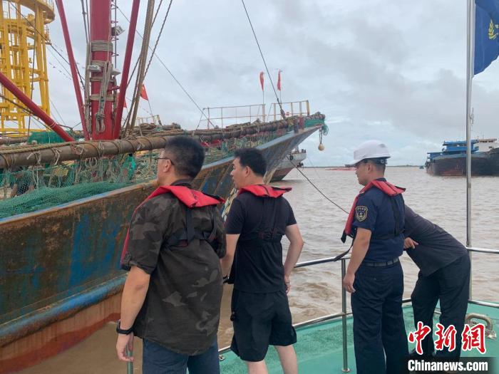 迎战台风“灿都”上海海事局组织疏散辖区内船舶994艘