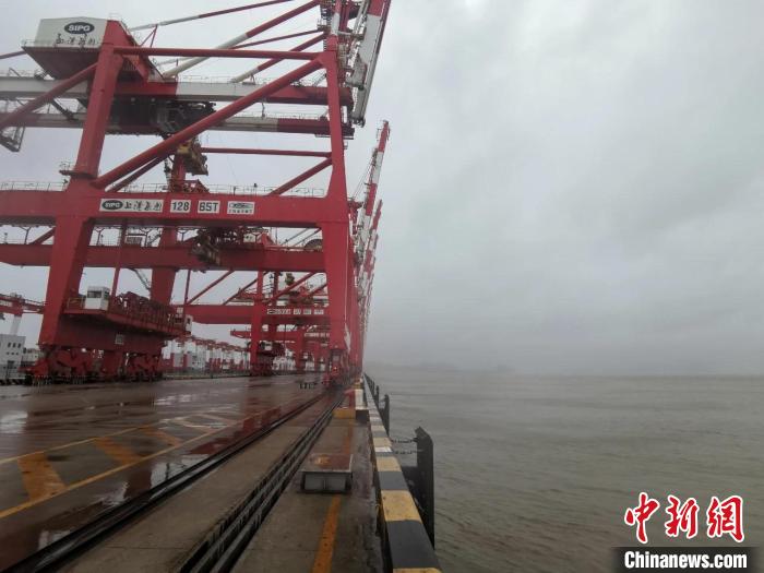 上海全力做好台风“灿都”的水上防御和船舶疏散工作 上海海事局供图