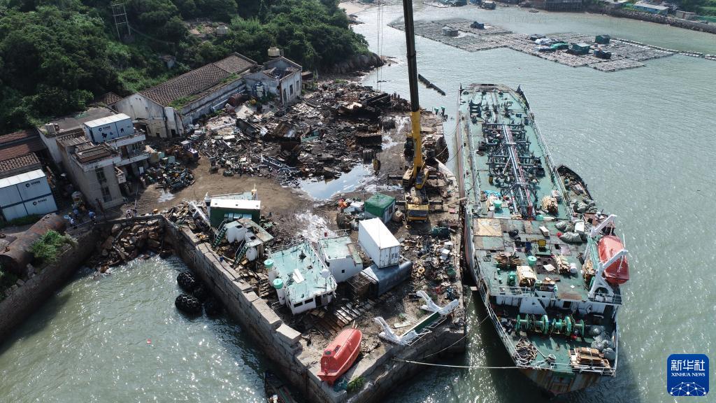 中国海警查获首起涉嫌走私外籍报废船舶案