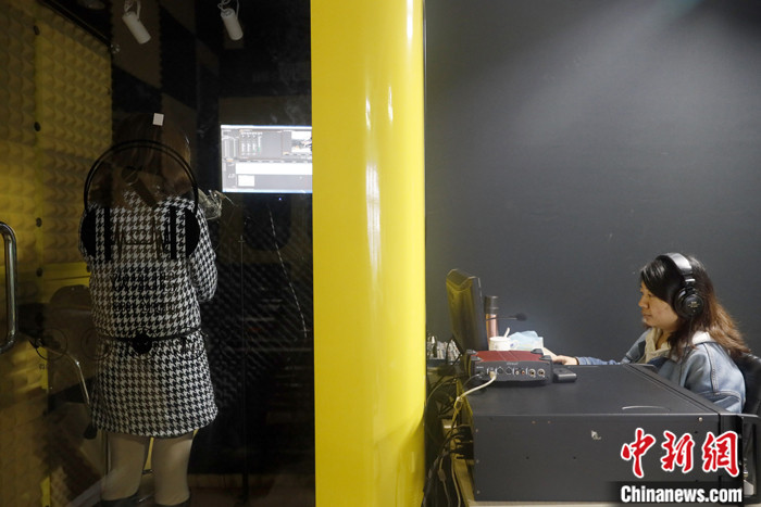 图为11月3日，工作人员在昆明市的一个文创产业园内进行译制工作。 <a target='_blank' href='http://www.chinanews.com/'>中新社</a>记者 李嘉娴 摄