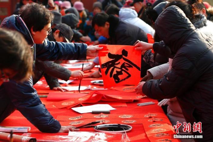 资料图：农历腊月廿三小年儿来临，北京东岳庙举办迎新春送春联活动，参与者甚众。<a target='_blank'  data-cke-saved-href='/' href='/'><p align=